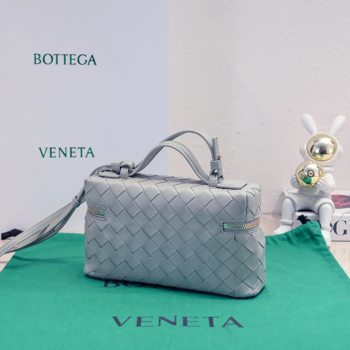 Batch 1360 Bottega Veneta 24 spring and summer woven zipper crossbody bag. A crossbody bag that can be used as a cosmetic bag. The exquisite weaving and compact body are an indispensable accessory for the upcoming summer. The double zipper also better protects the bag. It has a large capacity. If you like it, don’t miss it. Style number: 9109 Size: 22*12.5*5cm